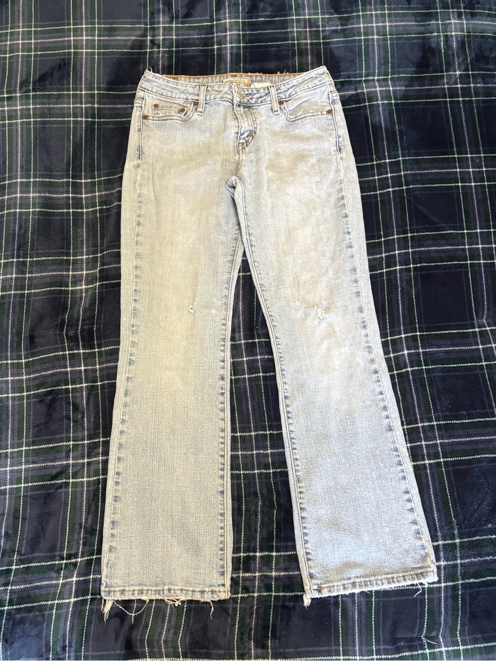 Vintage Levi's light wash low rise bootcut jeans. Size 6s.